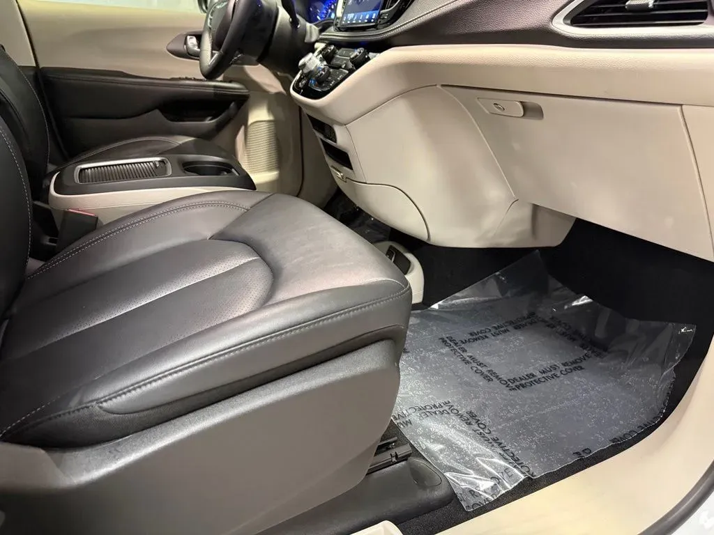 2024 Chrysler Pacifica Touring L - Photo 19