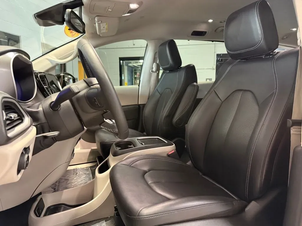 2024 Chrysler Pacifica Touring L - Photo 9