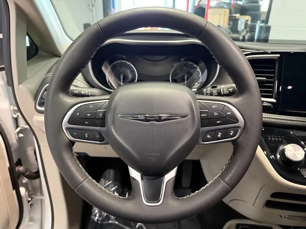 2024 Chrysler Pacifica Touring L - Photo 12