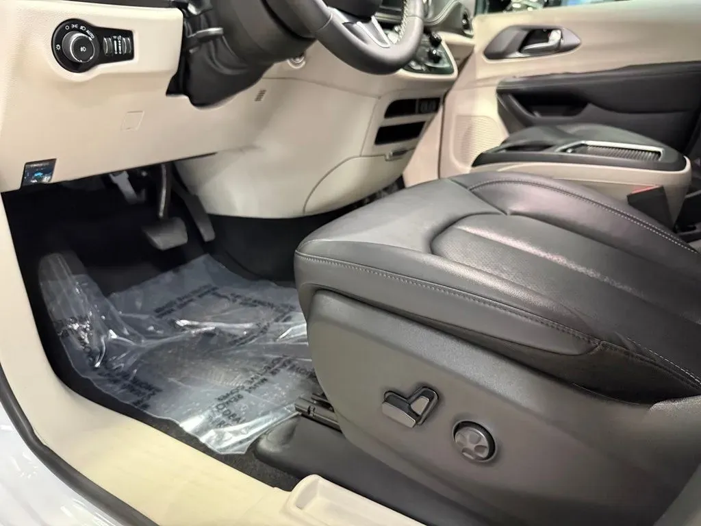 2024 Chrysler Pacifica Touring L - Photo 10
