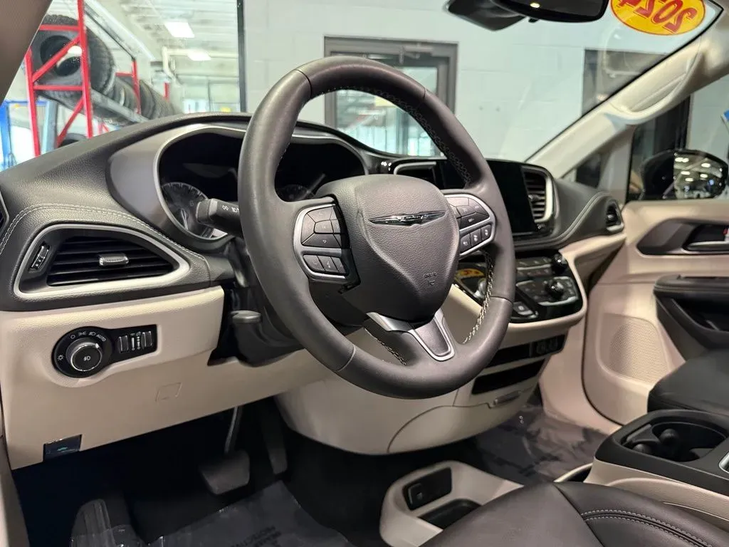 2024 Chrysler Pacifica Touring L - Photo 11