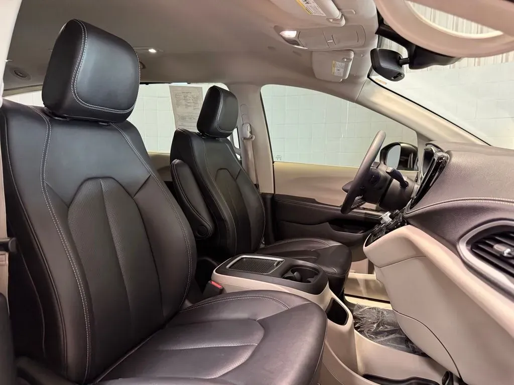 2024 Chrysler Pacifica Touring L - Photo 18