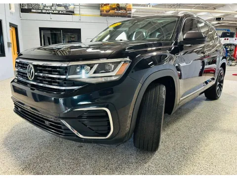 Another view of 2022 Volkswagen Atlas 3.6L V6 SEL Premium R-Line for sale in Coopersville, MI at Xtreme Truck & Auto Center