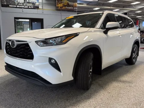 Another view of 2020 Toyota Highlander XLE for sale in Coopersville, MI at Xtreme Truck & Auto Center
