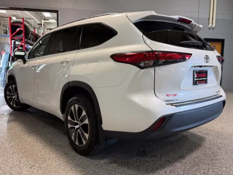 More photos of 2020 Toyota Highlander XLE at Xtreme Truck & Auto Center, MI