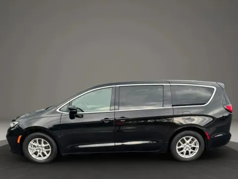 More photos of 2024 Chrysler Pacifica Touring L Van 4D at DNX Motors Altavista, VA