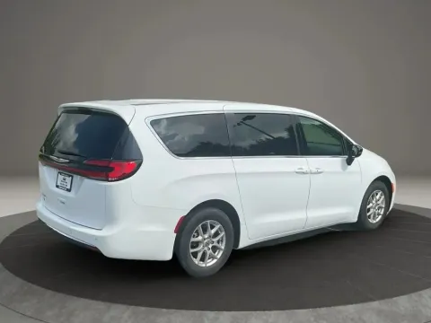 More photos of 2024 Chrysler Pacifica Touring L Van 4D at DNX Motors Altavista, VA