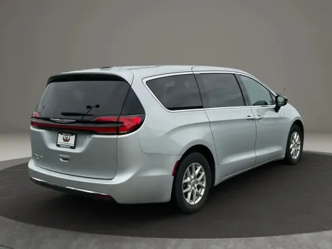 More photos of 2024 Chrysler Pacifica Touring L Van 4D at DNX Motors Altavista, VA