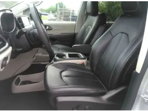 More photos of 2024 Chrysler Pacifica Touring L Van 4D at DNX Motors Altavista, VA