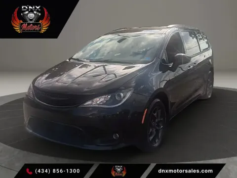 Black 2018 Chrysler Pacifica Touring L Minivan 4D for sale in Altavista, VA