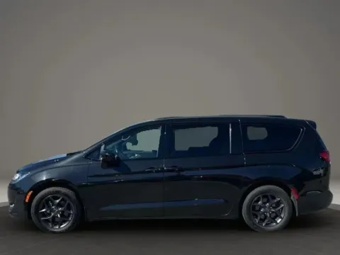 Photos of 2018 Chrysler Pacifica Touring L Minivan 4D for sale in Altavista, VA at DNX Motors Altavista