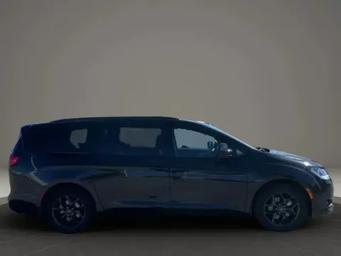 More photos of 2018 Chrysler Pacifica Touring L Minivan 4D at DNX Motors Altavista, VA