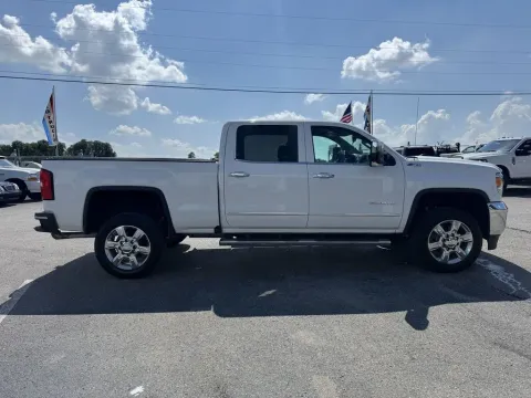 More photos of 2017 GMC Sierra 2500HD Crew Cab 4x4 SLT at Central KY Truck and Trailer Sales, KY