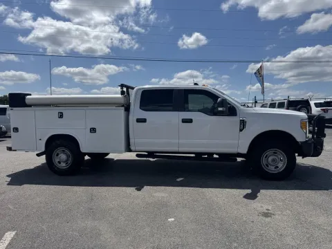 More photos of 2017 Ford Super Duty F-350 Crew Cab SRW   W3F at Central KY Truck and Trailer Sales, KY