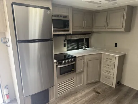 More photos of 2022 Coachmen Catalina Legacy Edition 303qbck at Central KY Truck and Trailer Sales, KY