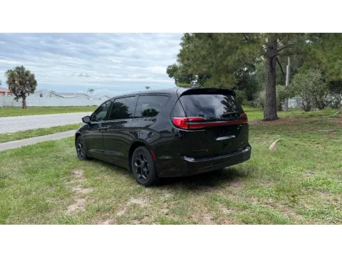 Another view of 2022 Chrysler Pacifica Hybrid Limited for sale in Bradenton, FL at BLVD Auto Inc