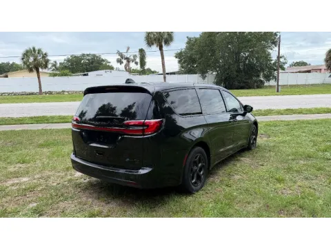 More photos of 2022 Chrysler Pacifica Hybrid Limited at BLVD Auto Inc, FL