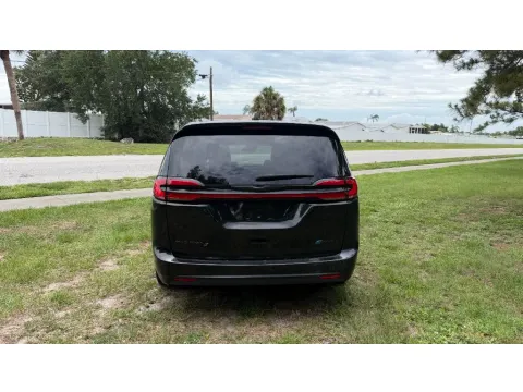 More photos of 2022 Chrysler Pacifica Hybrid Limited at BLVD Auto Inc, FL