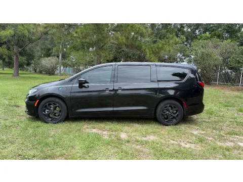 Photos of 2022 Chrysler Pacifica Hybrid Limited for sale in Bradenton, FL at BLVD Auto Inc