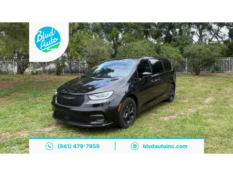 Black 2022 Chrysler Pacifica Hybrid Limited for sale in Bradenton, FL