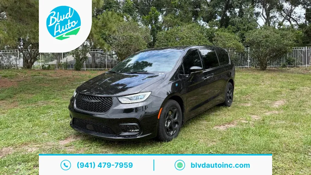 Black 2022 Chrysler Pacifica Hybrid Limited for sale in Bradenton, FL
