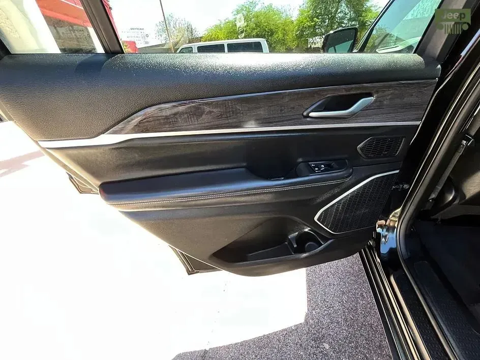 Jeep Grand Cherokee L photo 12