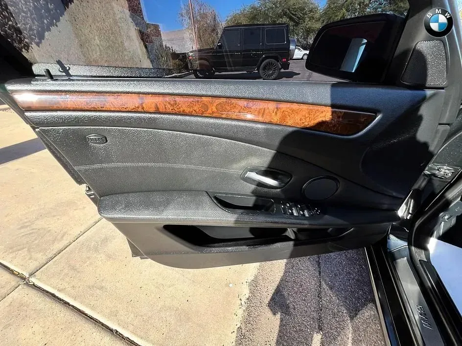 BMW 5 Series photo 10