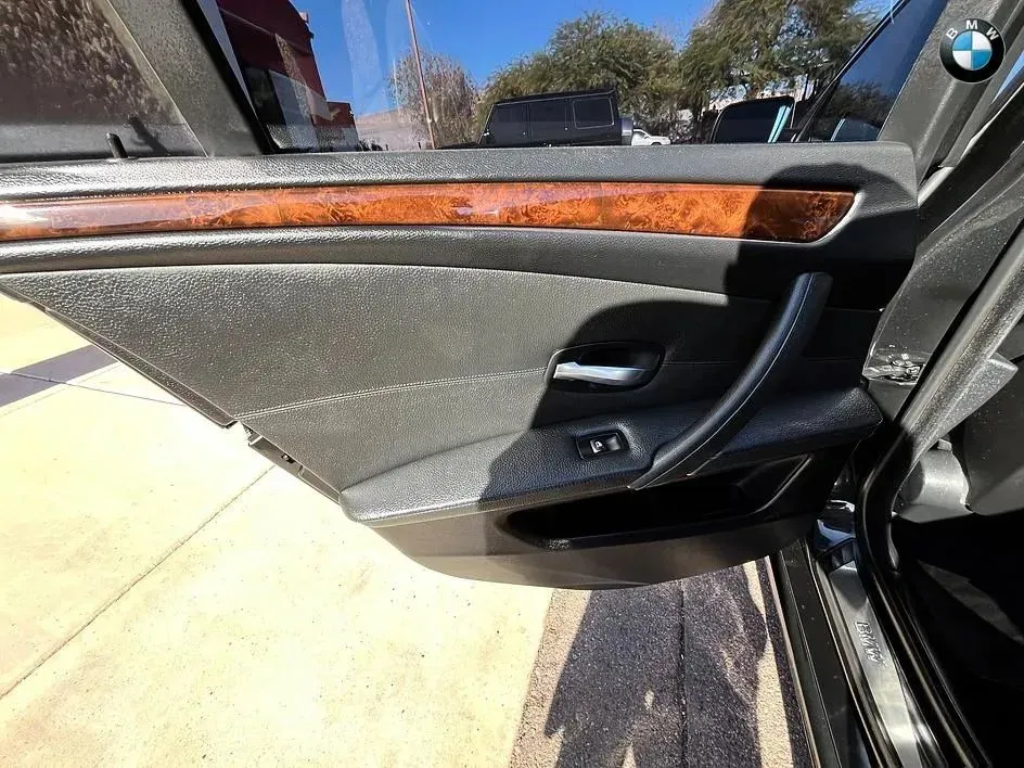 BMW 5 Series photo 12