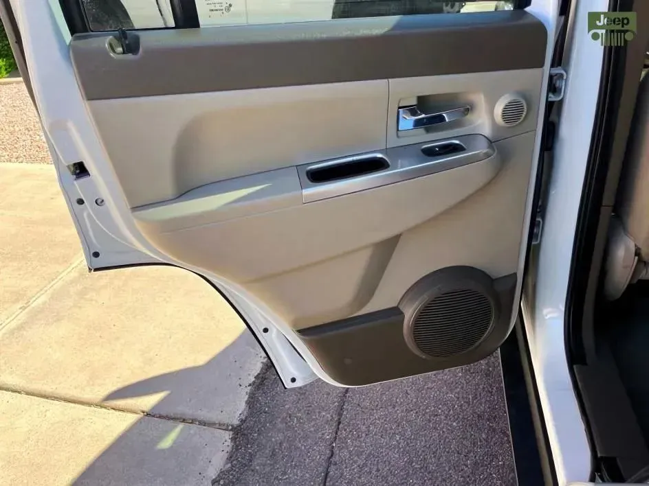 Jeep Liberty photo 16