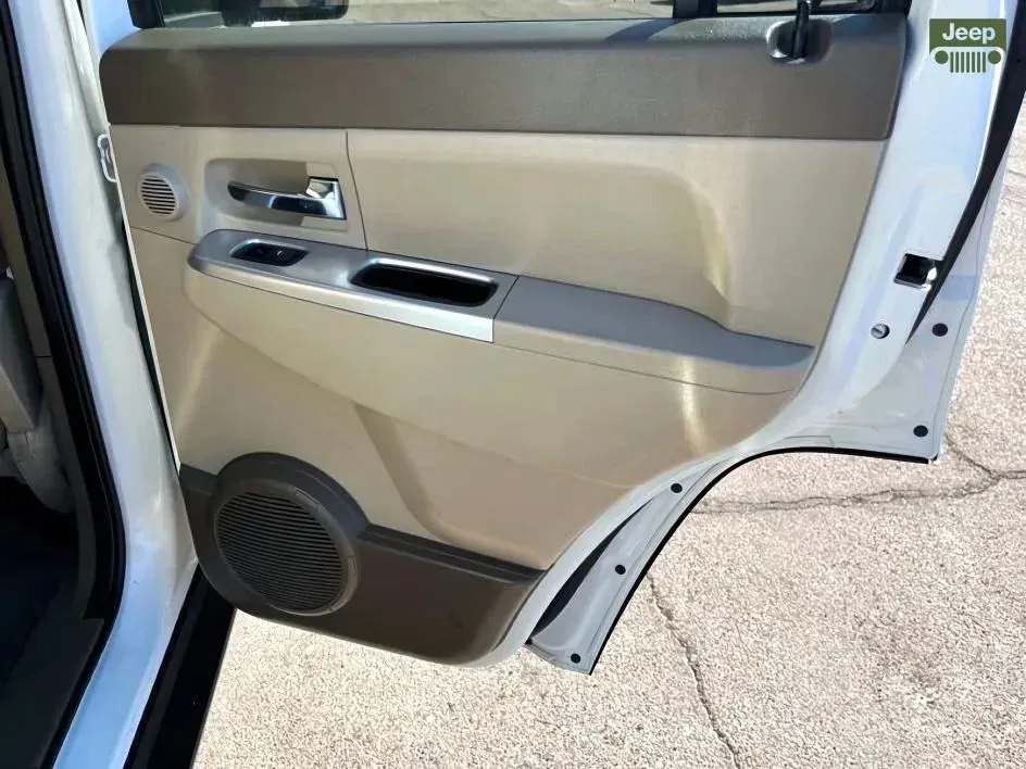 Jeep Liberty photo 18