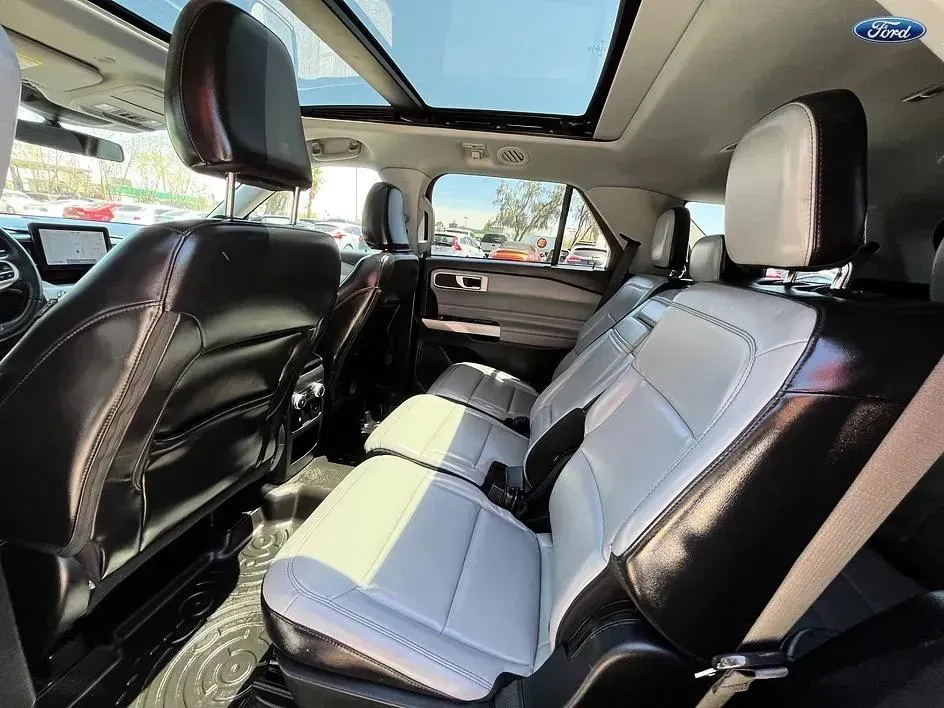 Ford Explorer photo 11