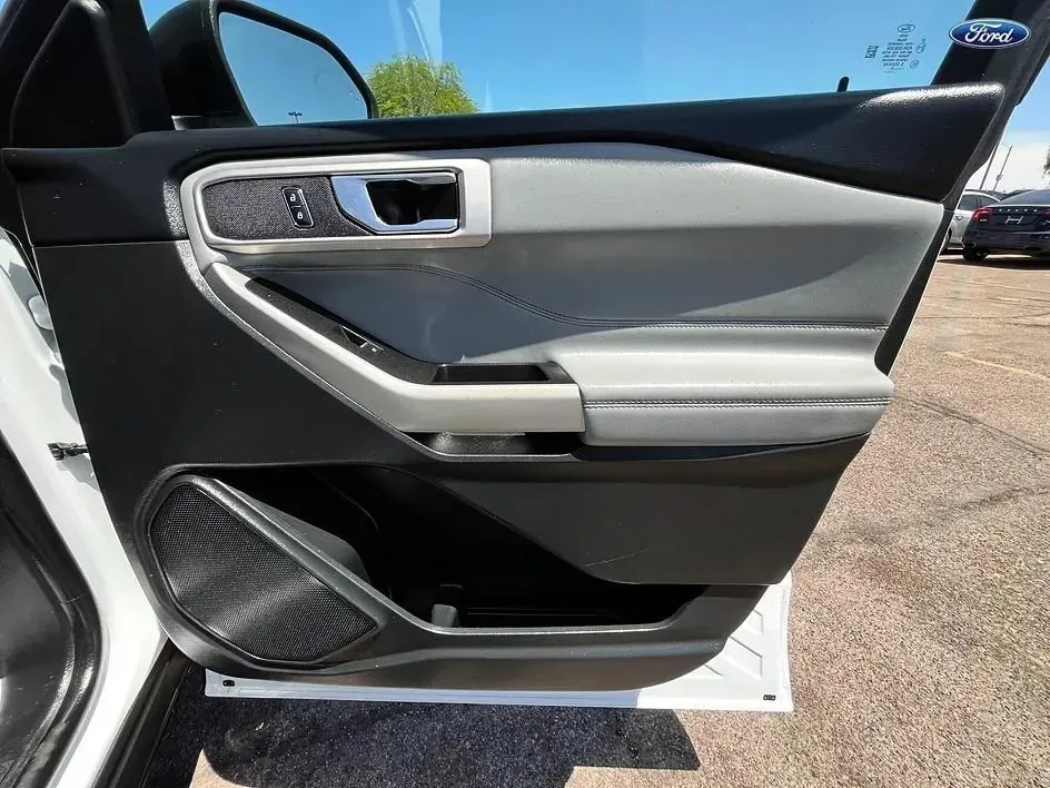 Ford Explorer photo 16