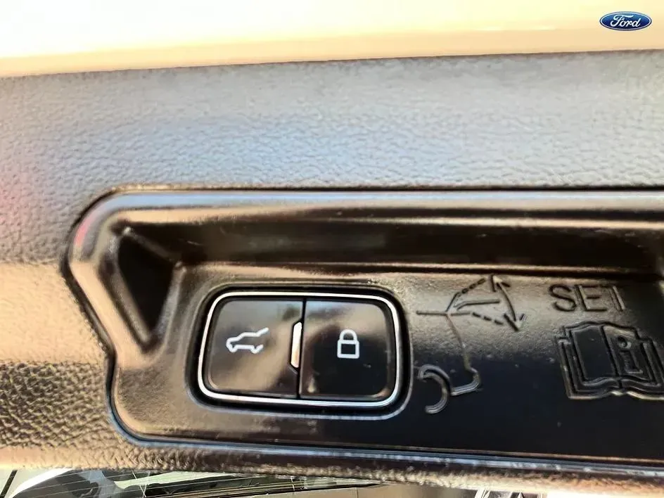 Ford Explorer photo 14