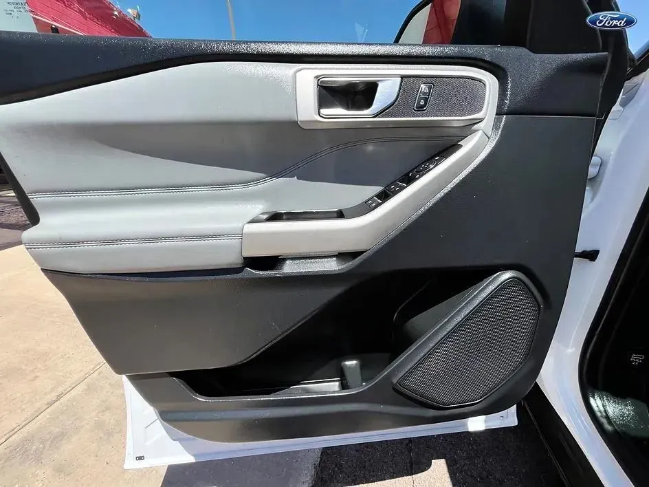 Ford Explorer photo 10