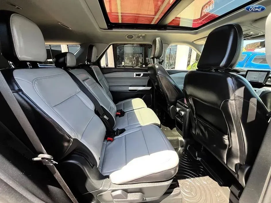 Ford Explorer photo 17