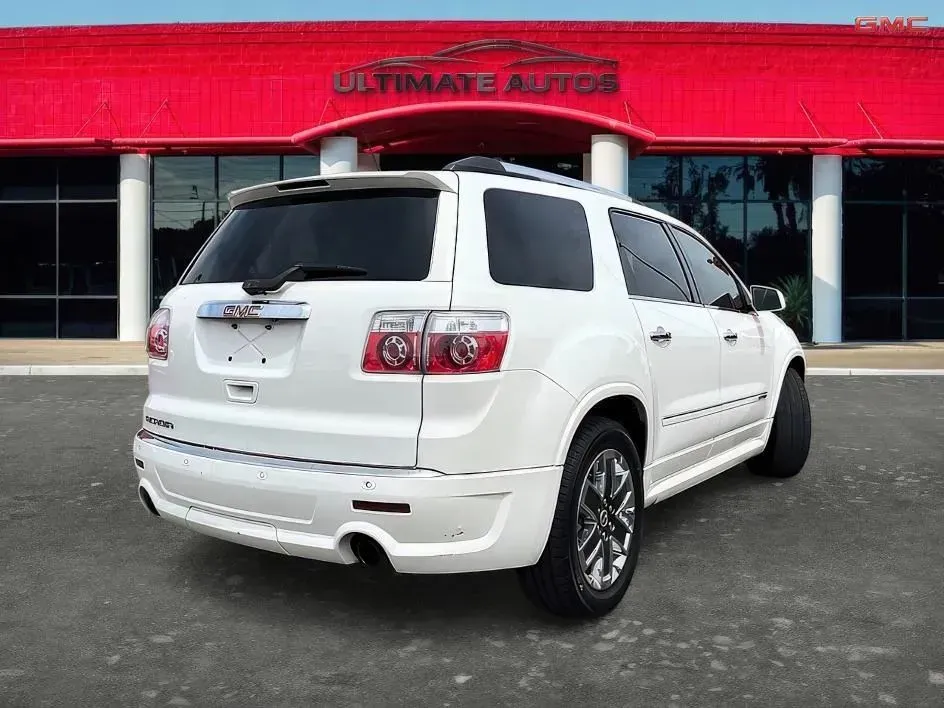 GMC Acadia photo 2