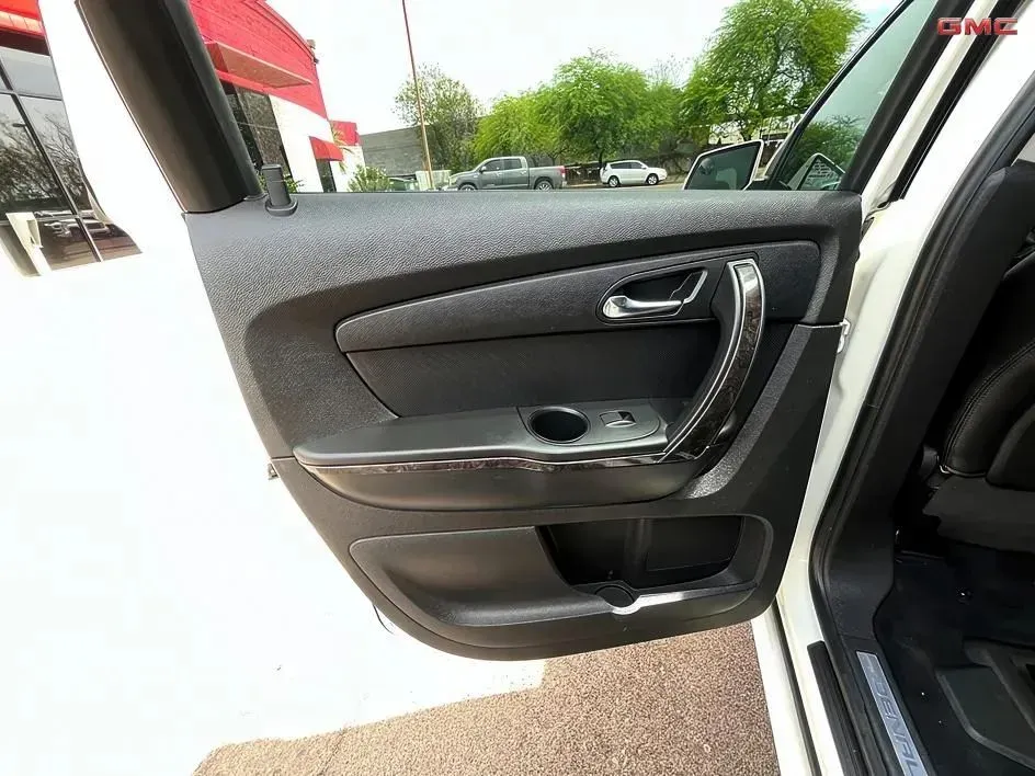 GMC Acadia photo 11