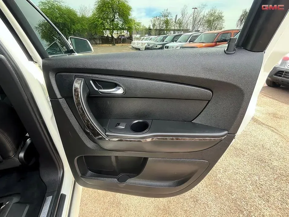 GMC Acadia photo 16