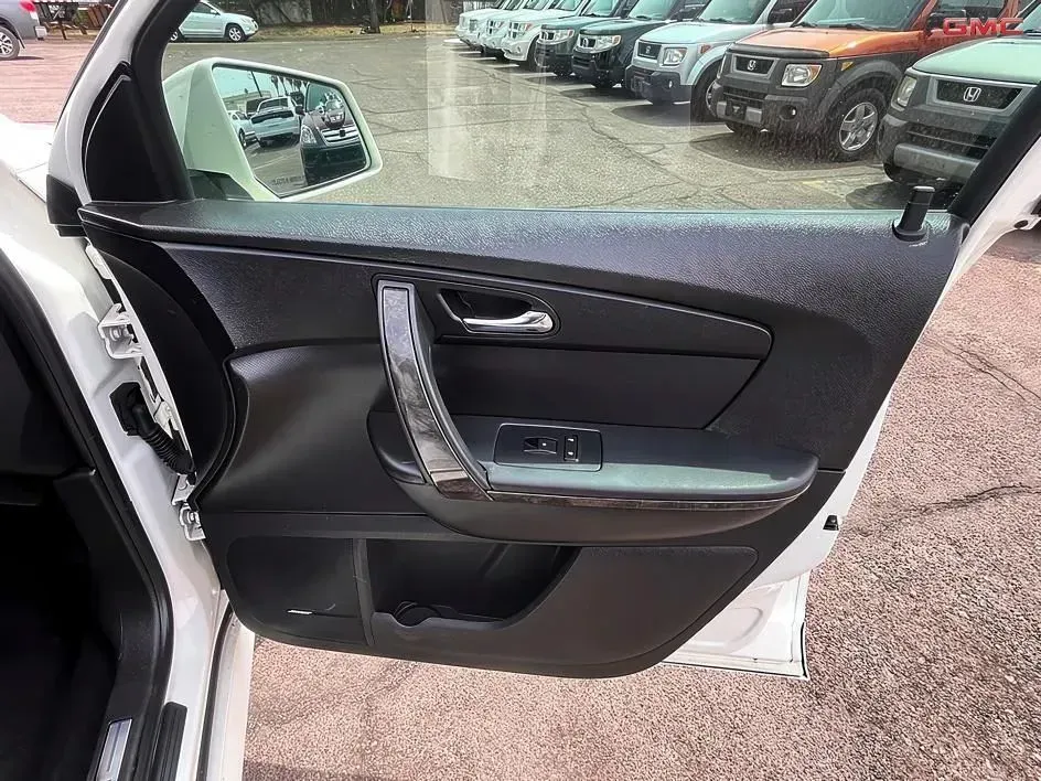 GMC Acadia photo 13