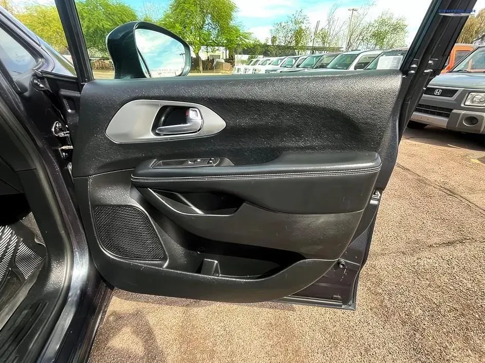 Chrysler Pacifica photo 16