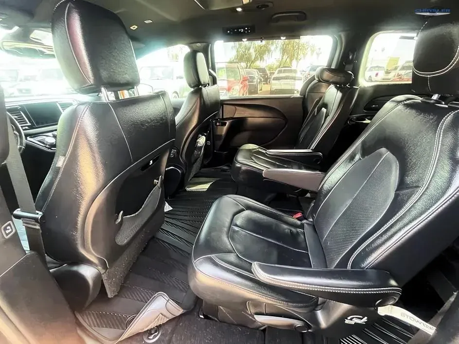 Chrysler Pacifica photo 11