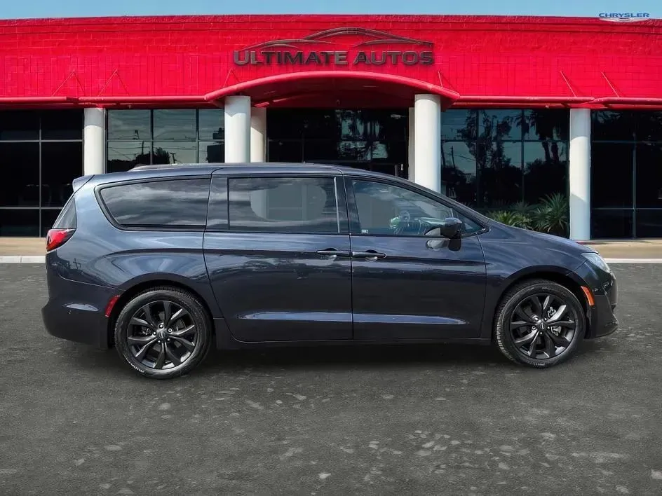 Chrysler Pacifica photo 5