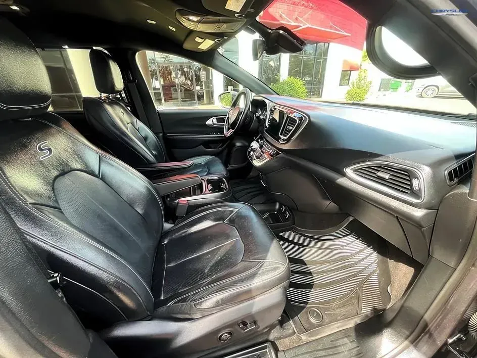 Chrysler Pacifica photo 13
