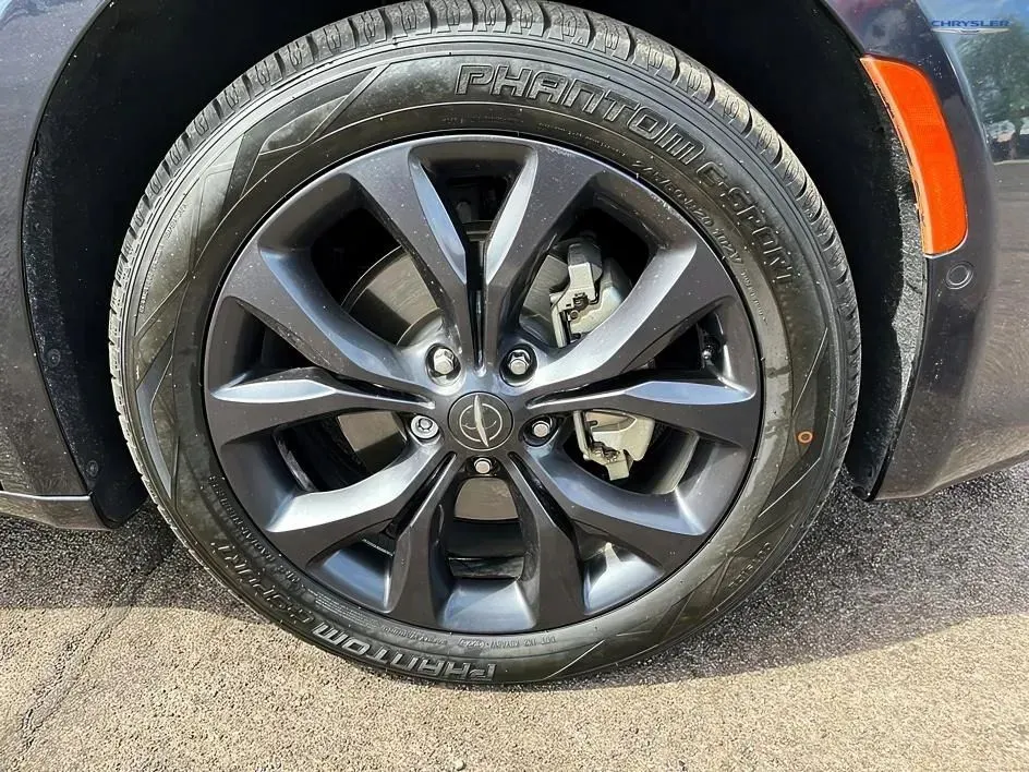 Chrysler Pacifica photo 22