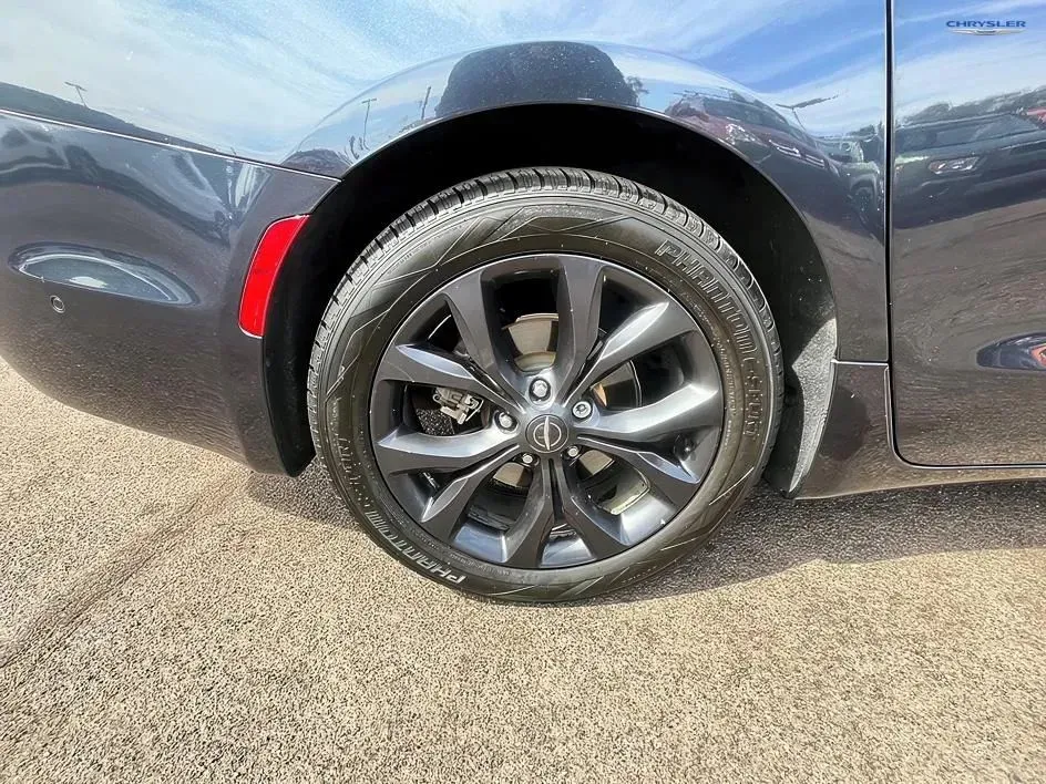 Chrysler Pacifica photo 23