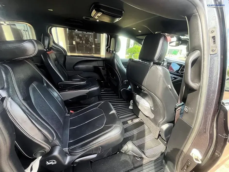 Chrysler Pacifica photo 18