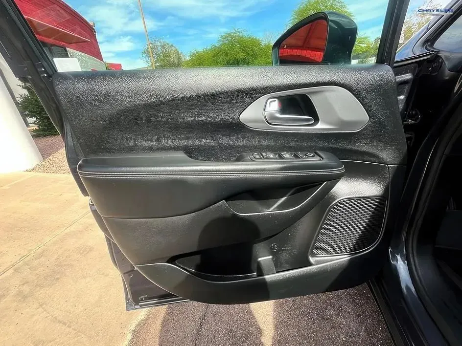 Chrysler Pacifica photo 12