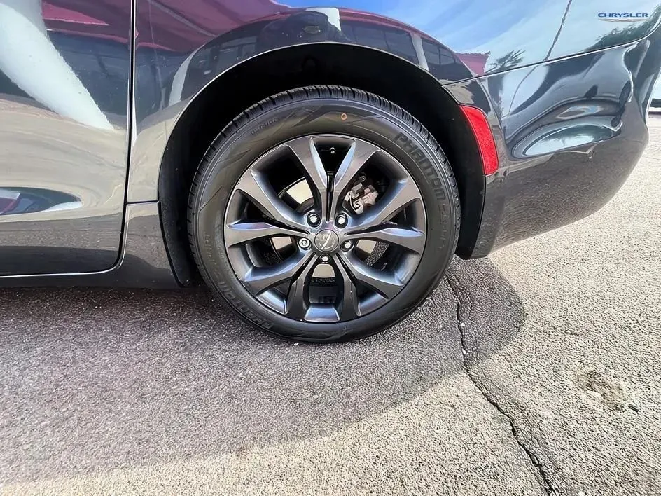 Chrysler Pacifica photo 19