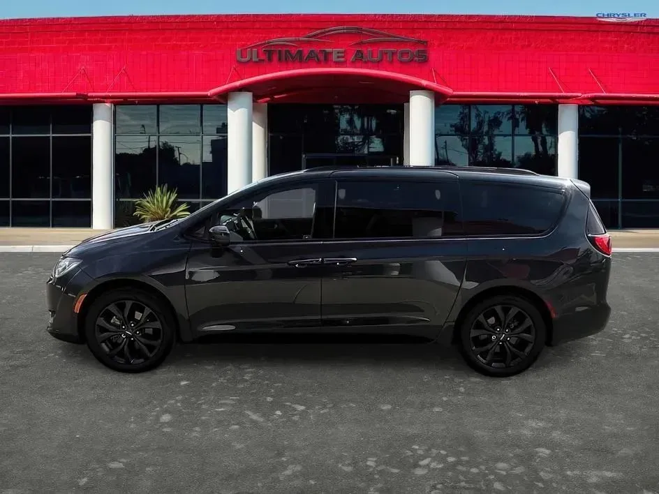 Chrysler Pacifica photo 9