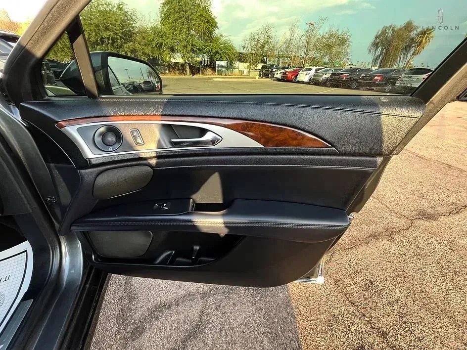 Lincoln MKZ photo 14